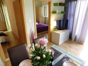 Apartments by the sea Podgora, Makarska - 16630