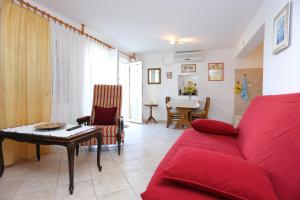 Apartments with parking space Supetar, Brac - 16653