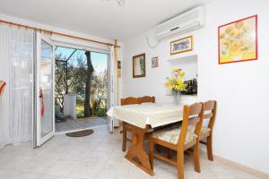 Apartments with parking space Supetar, Brac - 16653