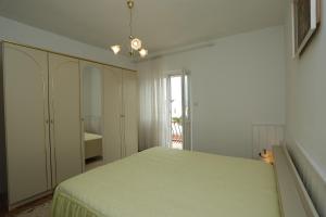 Apartments with parking space Supetar, Brac - 16699