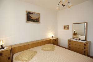 Apartments with parking space Supetar, Brac - 16699