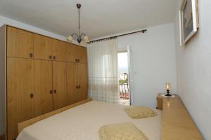 Apartments with parking space Supetar, Brac - 16699