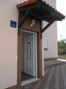 Apartments with a parking space Raslina, Krka - 16702 