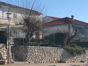 Seaside holiday house Barbat, Rab - 16712 - 2-star hotels in Rab