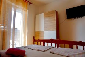 Apartments with a parking space Senj - 16747