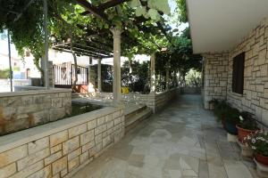 Apartments with parking space Supetar, Brac - 16807