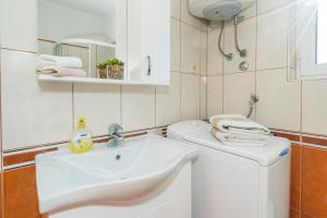 Apartments by the sea Necujam, Solta - 16729