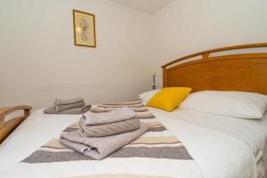 Apartments by the sea Necujam, Solta - 16727