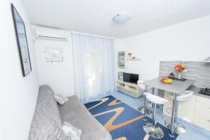 Apartments with a parking space Mavarstica Ciovo 16868