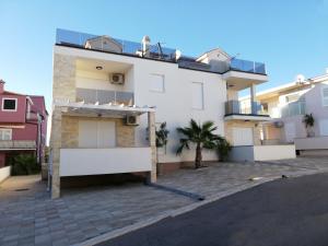 Apartment Tribunj 16884b - 3hvězdičkové hotely ve městě Tribunj