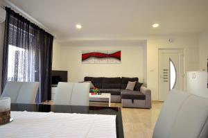 Apartment Tribunj 16884b