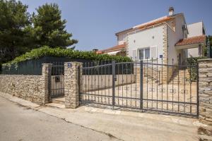 Family friendly house with a swimming pool Maslinica, Solta - 16782