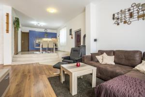 Family friendly house with a swimming pool Maslinica, Solta - 16782