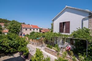 Family friendly apartments with a swimming pool Sutivan, Brac - 16593