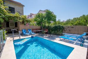 Family friendly apartments with a swimming pool Sutivan, Brac - 16593