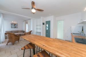 Apartments with parking space Brela, Makarska - 16596