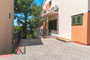 Apartments by the sea Brela, Makarska - 16950