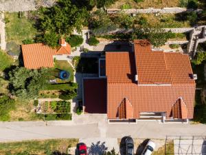 Apartments with a parking space Klis, Split - 16979