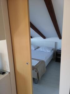 Apartments with parking space Lopar, Rab - 16680