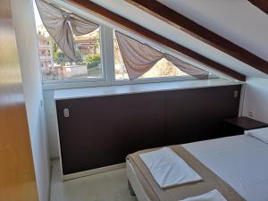 Apartments with parking space Lopar, Rab - 16680