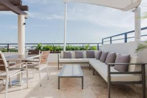 OneBR w Balcony or Small Studio in Playa del Carmen, BBQ, Pool Infinite, Whirlpool, AC, TV Smart, 200mb