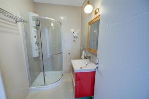 Family-friendly apartments with swimming pool Murter - 16655