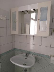 Apartments and rooms with parking space Njivice, Krk - 17010