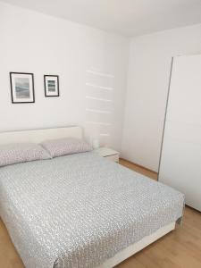 Apartments and rooms with parking space Njivice, Krk - 17010