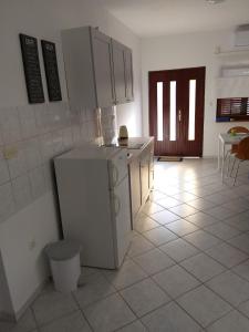 Apartments and rooms with parking space Njivice, Krk - 17010