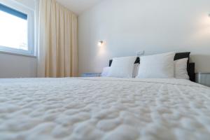 Apartments with parking space Vir - 18539