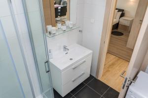 Apartments with parking space Vir - 18539