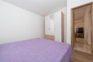 Apartments with parking space Vir - 18560