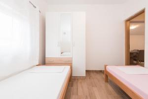 Apartments with parking space Vir - 18560