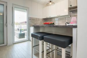 Apartments with parking space Vir - 18520