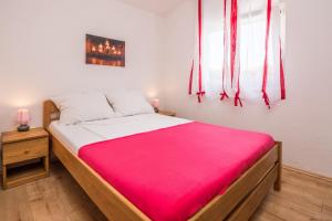 Apartments with parking space Vir - 18518