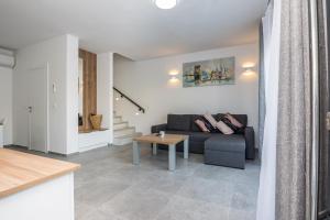 Family-friendly apartments with swimming pool Vir - 18522