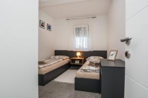 Family-friendly apartments with swimming pool Vir - 18522