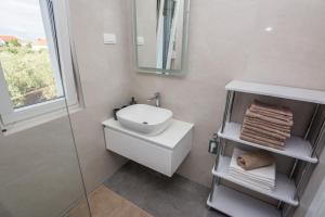 Family-friendly apartments with swimming pool Vir - 18522