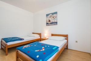 Apartments with parking space Vir - 18527