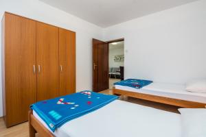 Apartments with parking space Vir - 18527