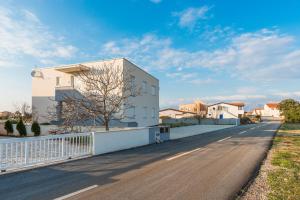 Apartments with parking space Vir - 18541