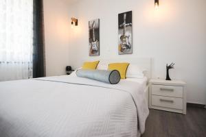 Family-friendly apartments with swimming pool Vir - Kozjak, Vir - 18542