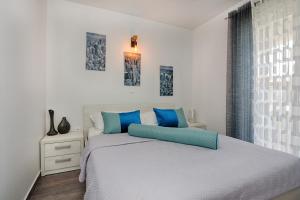 Family-friendly apartments with swimming pool Vir - Kozjak, Vir - 18542