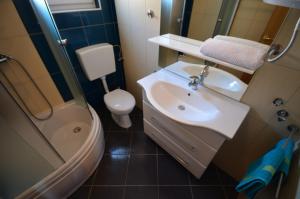 Apartments with parking space Vir - Kozjak, Vir - 18556