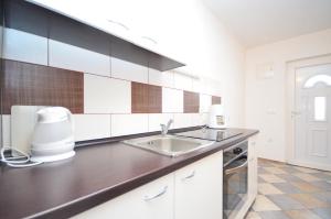 Apartments with parking space Vir - Kozjak, Vir - 18556