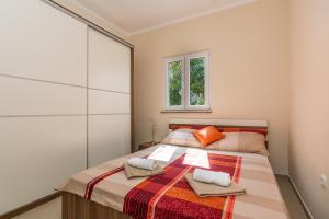 Apartments with parking space Vir - 18561