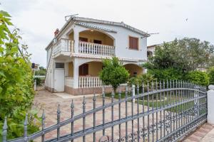 Apartments by the sea Vir - 18570