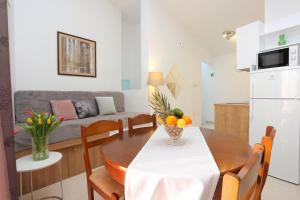 Apartments by the sea Podgora, Makarska - 16630