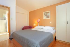 Apartments by the sea Podgora, Makarska - 16630