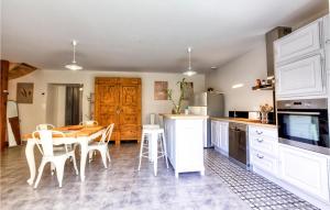 Maisons de vacances Amazing home in Baraqueville with WiFi and 3 Bedrooms : photos des chambres